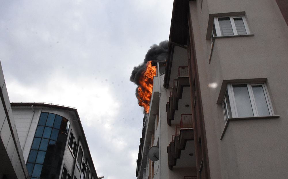 Sivas'ta 5 katlı apartmanda yangın