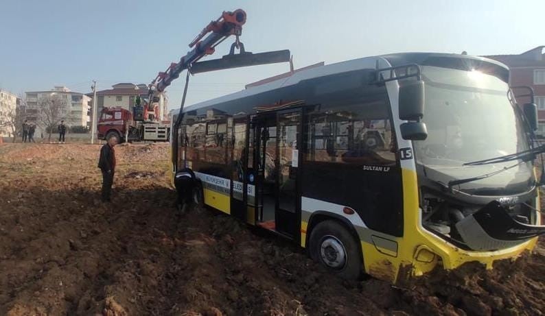 Kontrolden çıkan halk otobüsü tarlaya uçtu: 1 yaralı