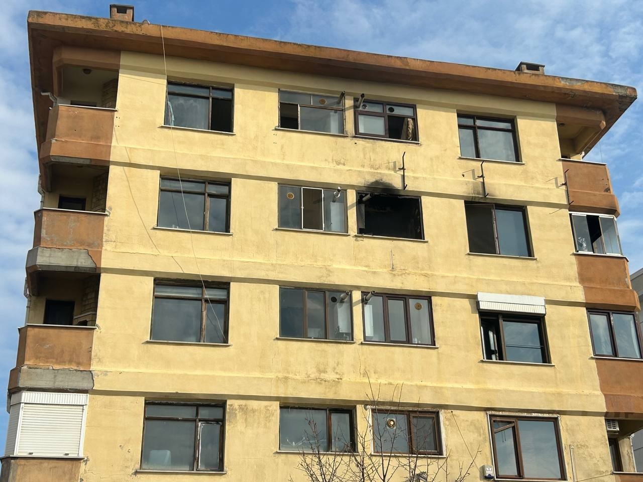 Tuzla'da apartman dairesi alev alev yandı