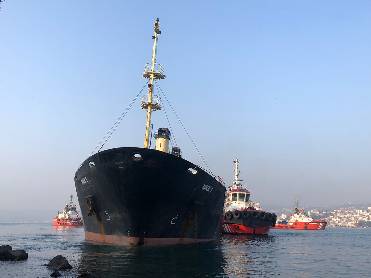 Boğaz'da karaya oturan yük gemisi kurtarıldı