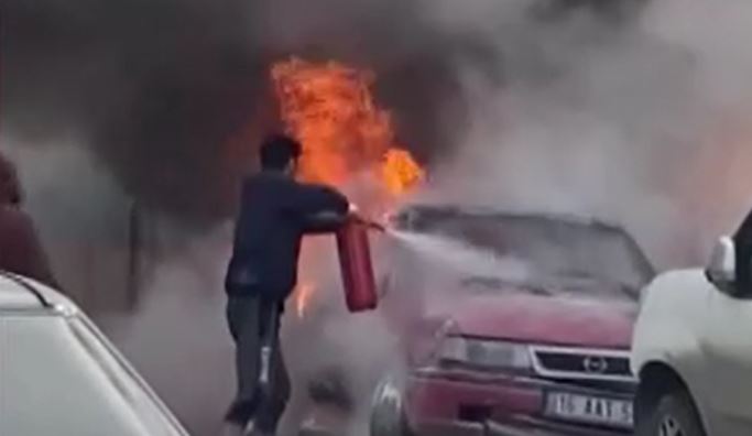 Otomobildeki yangın tamirhaneyi de yaktı 