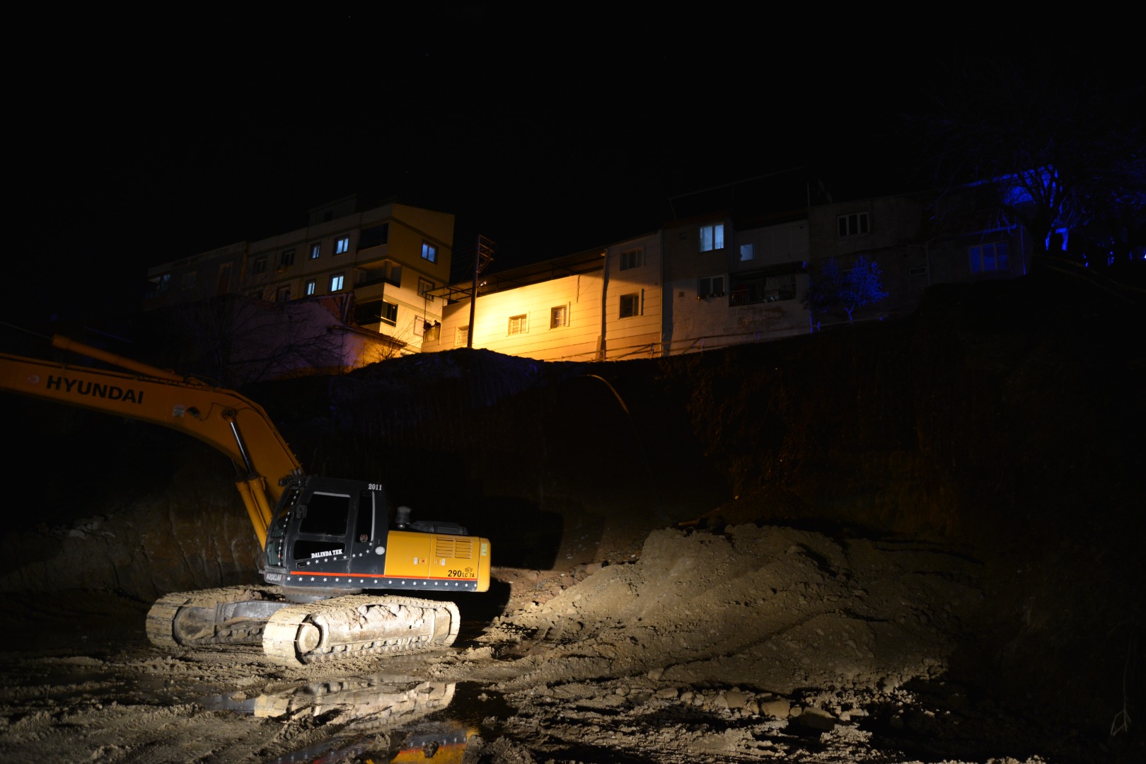 Manisa'da inşaat alanında toprak kayması: 4 ev boşaltıldı