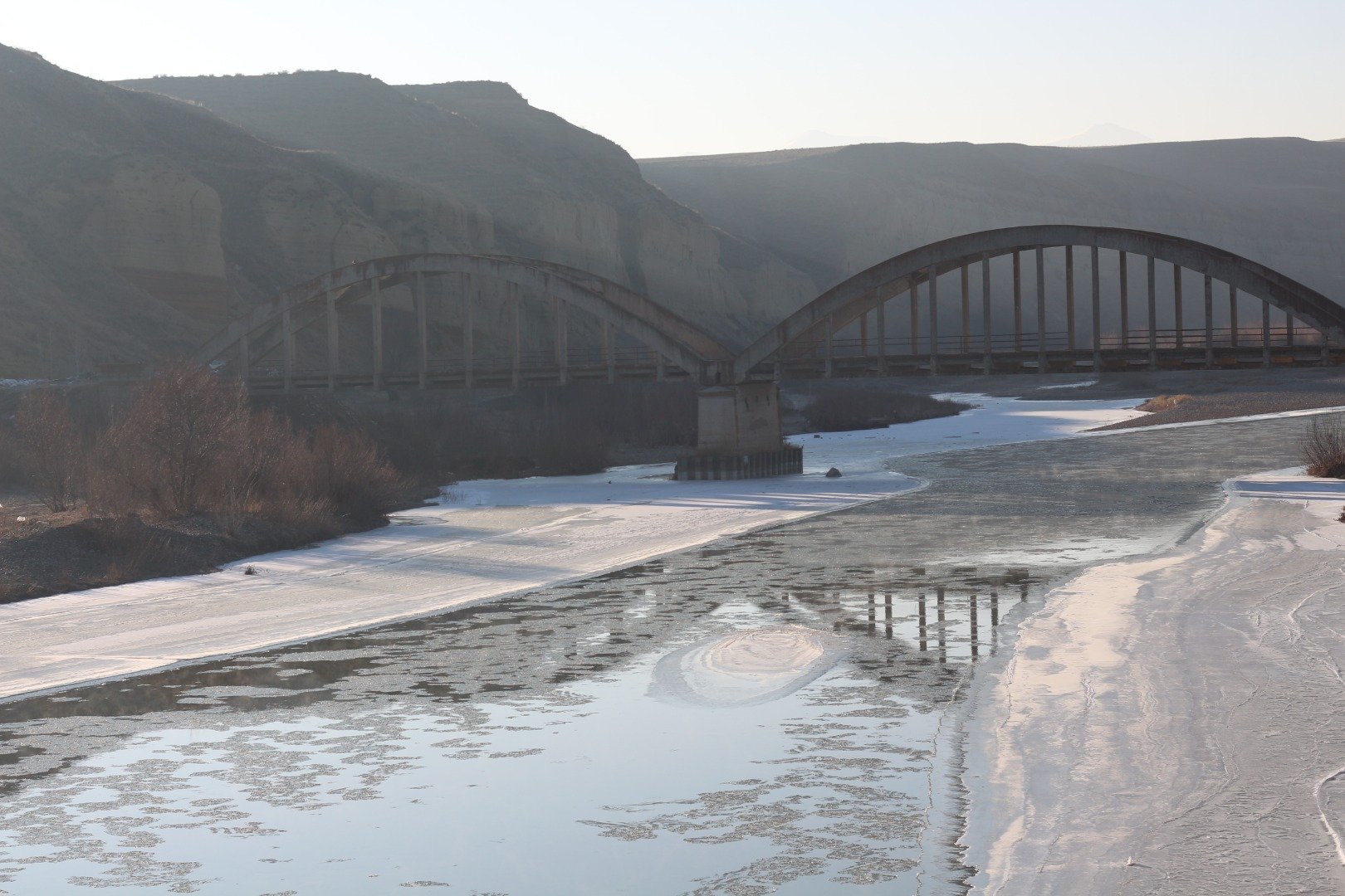 Aras Nehri'nin büyük bölümü buz tuttu