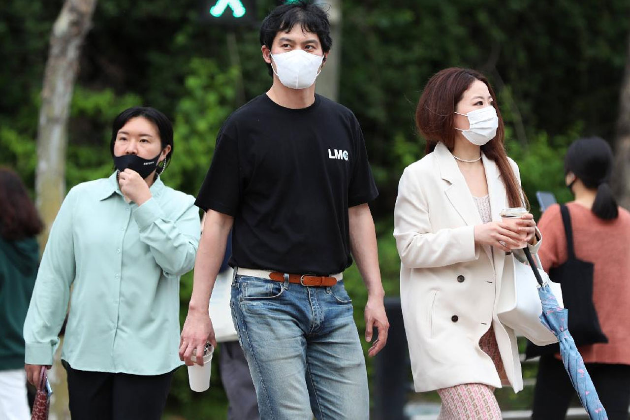 Güney Kore’de maske yasağı kaldırılacak