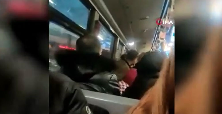 Metrobüste 'Ayağıma bastın' kavgası