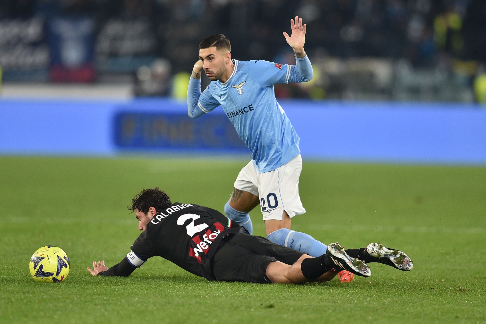 Lazio Milan'ı dağıttı, Napoli farkı açtı