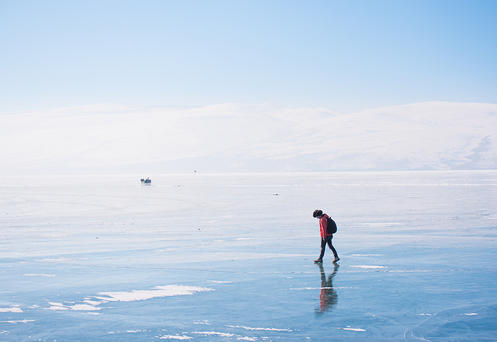 Kars ve Ardahan'da göletler, çeşmeler, kaldırımlar buz tuttu