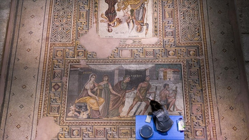 Yüzlerce yıl öncesine ışık tutan tarihi mozaikler