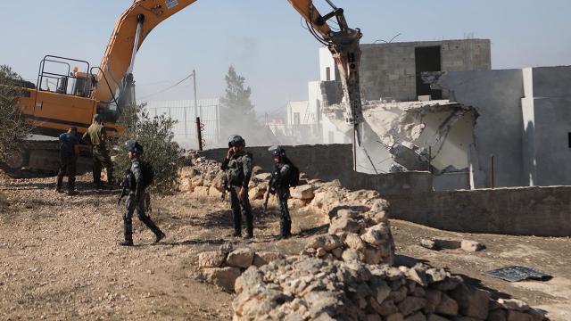 İsrail Filistinlilere ait 8 evi yıktı