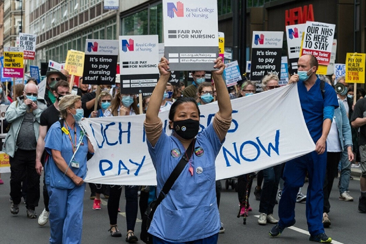 Kuzey İrlanda'da sağlık çalışanları greve gitti