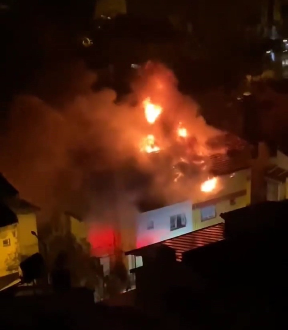 İzmir'de korku dolu anlar: Çatıya yıldırım düştü