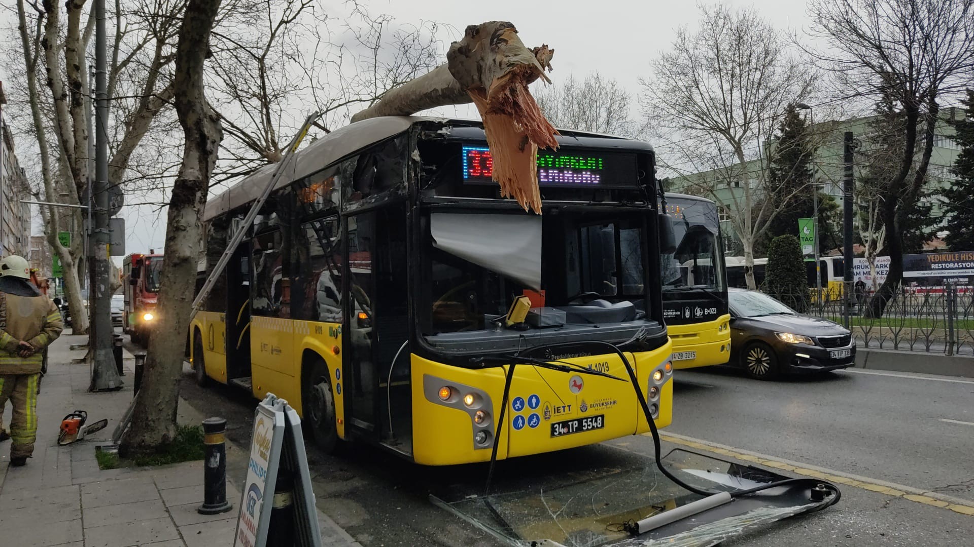 Fatih’te facianın eşiğinden dönüldü: İETT otobüsü ağaca çarptı