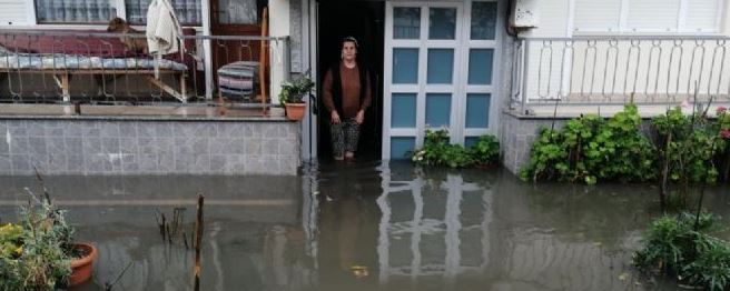 Manisa’da evler su altında kaldı