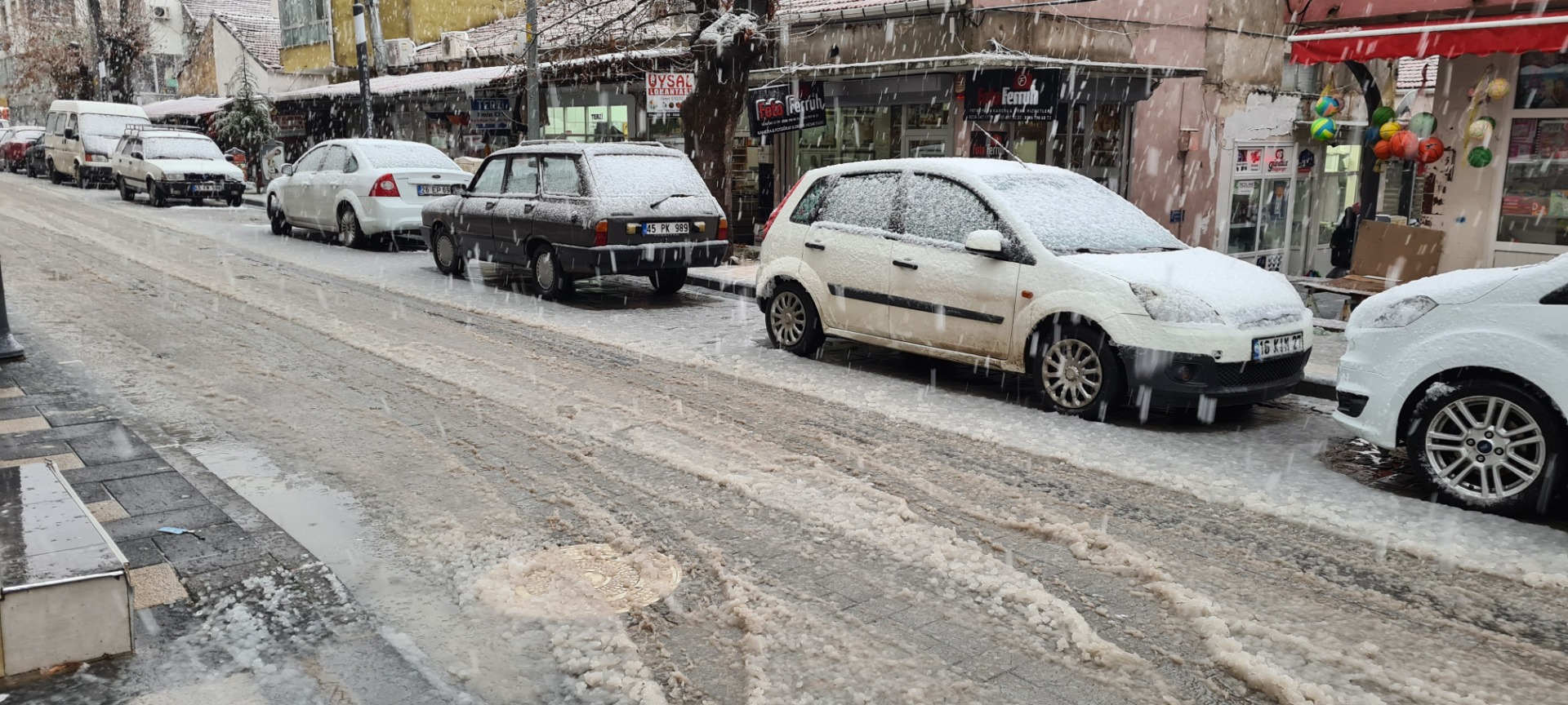 Manisa'ya yılın ilk karı yağdı