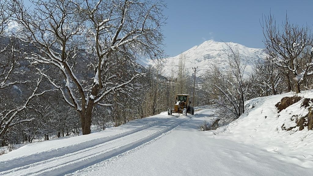 Hakkari'de 6 yerleşim yolu kar ve olumsuz hava şartlarından dolayı kapandı