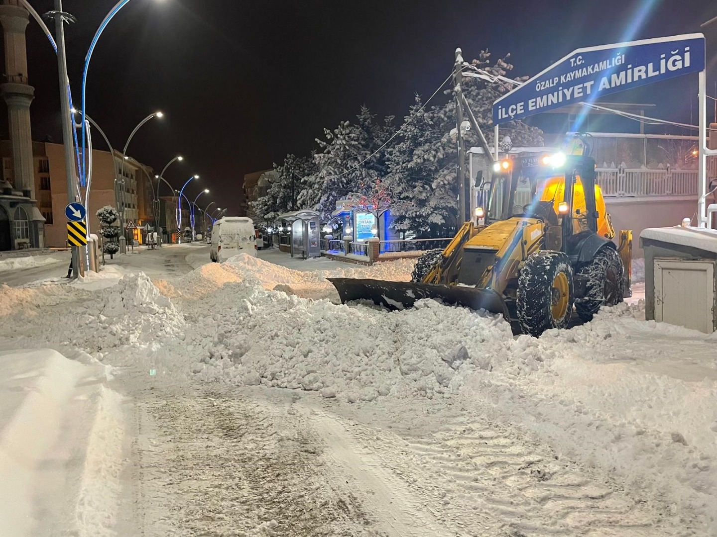 Van'da kar yağışı: 31 yerleşim yeri ulaşıma kapandı