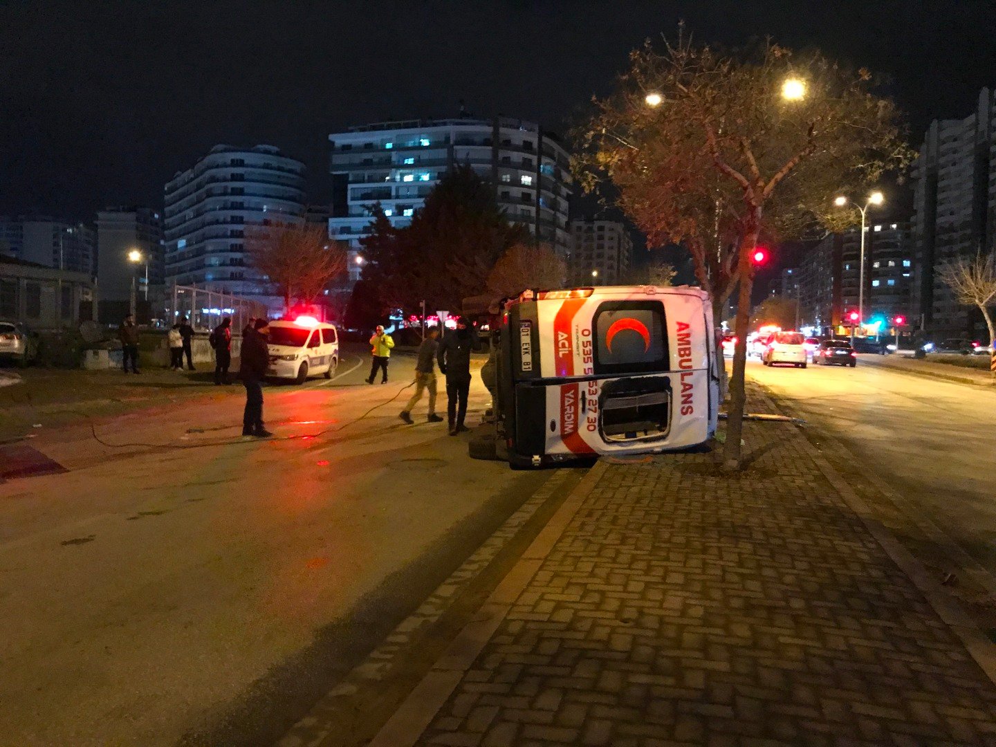 Ambulans ile otomobil çarpıştı