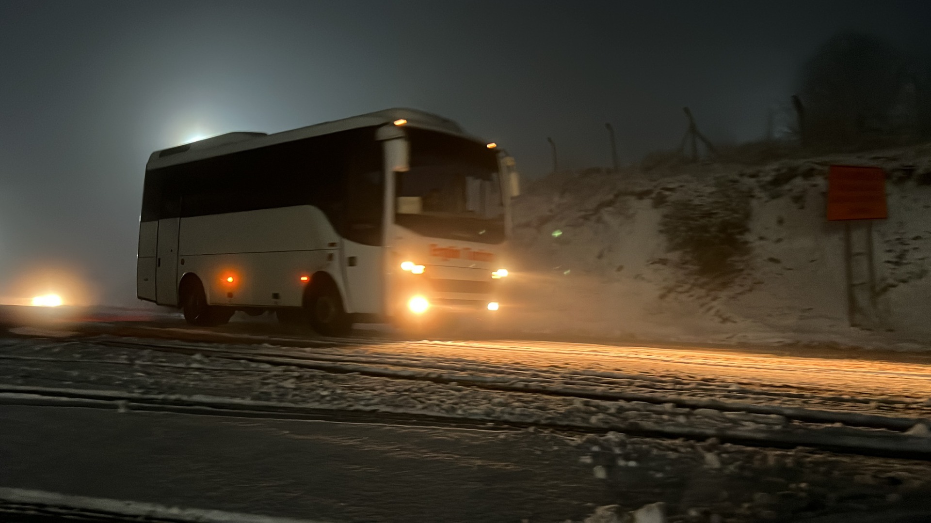İnegöl-Domaniç kara yolunda yoğun kar: Trafiğe kapatıldı