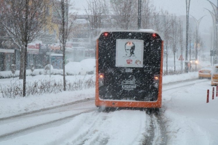Kırşehir’de kar yağışı hayatı felç etti