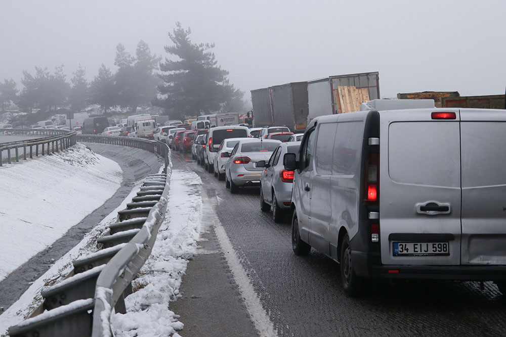 Bursa-İstanbul kara yolunda kar engeli