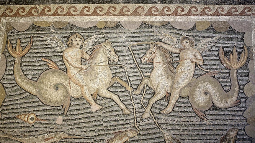Hippokamposlara binen Erosların mozaiği Adana'da