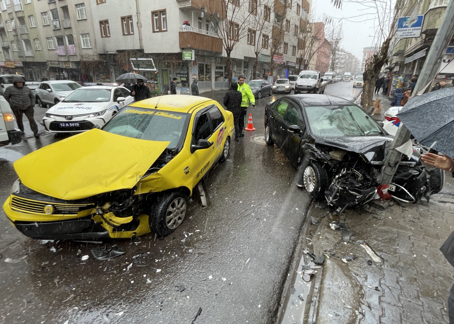 Bingöl'de taksi ile otomobil kafa kafaya çarpıştı: 3 yaralı