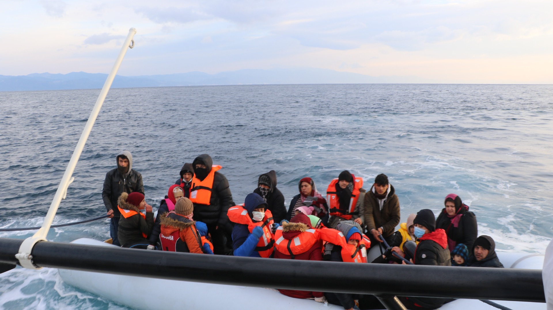 Balıkesir açıklarında 28 göçmen kurtarıldı