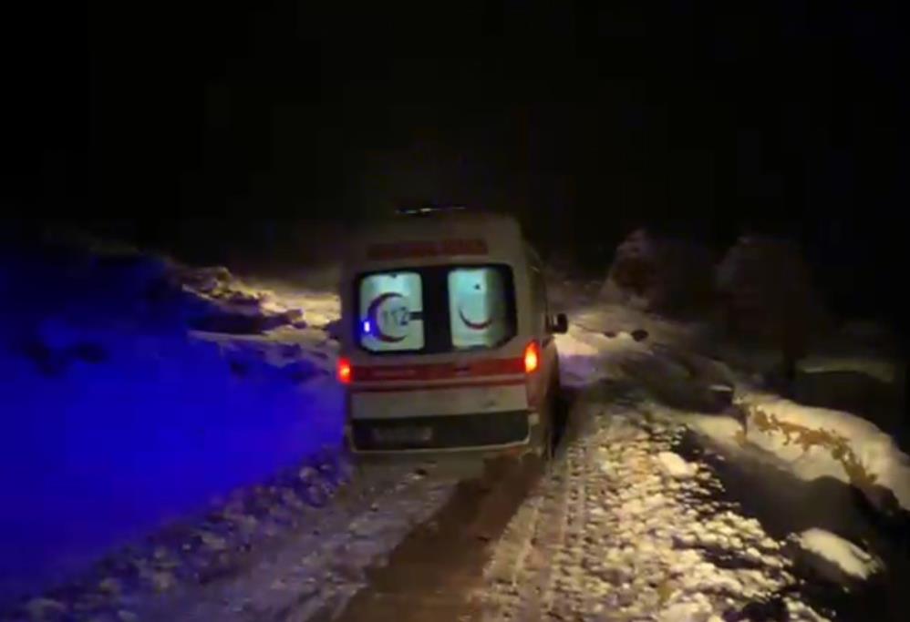 Kardan dışarı çıkamayan kadını sağlık ekipleri hastaneye götürdü