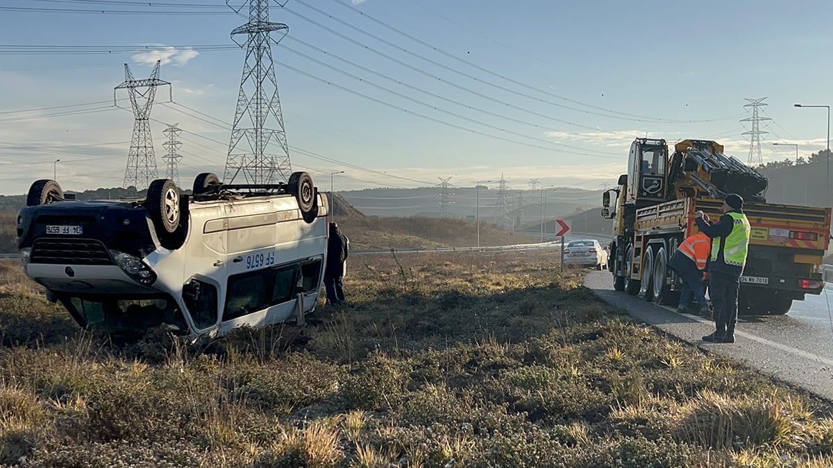 Kuzey Marmara Otoyolu gişelerinde servis minibüsü devrildi: 9 yaralı