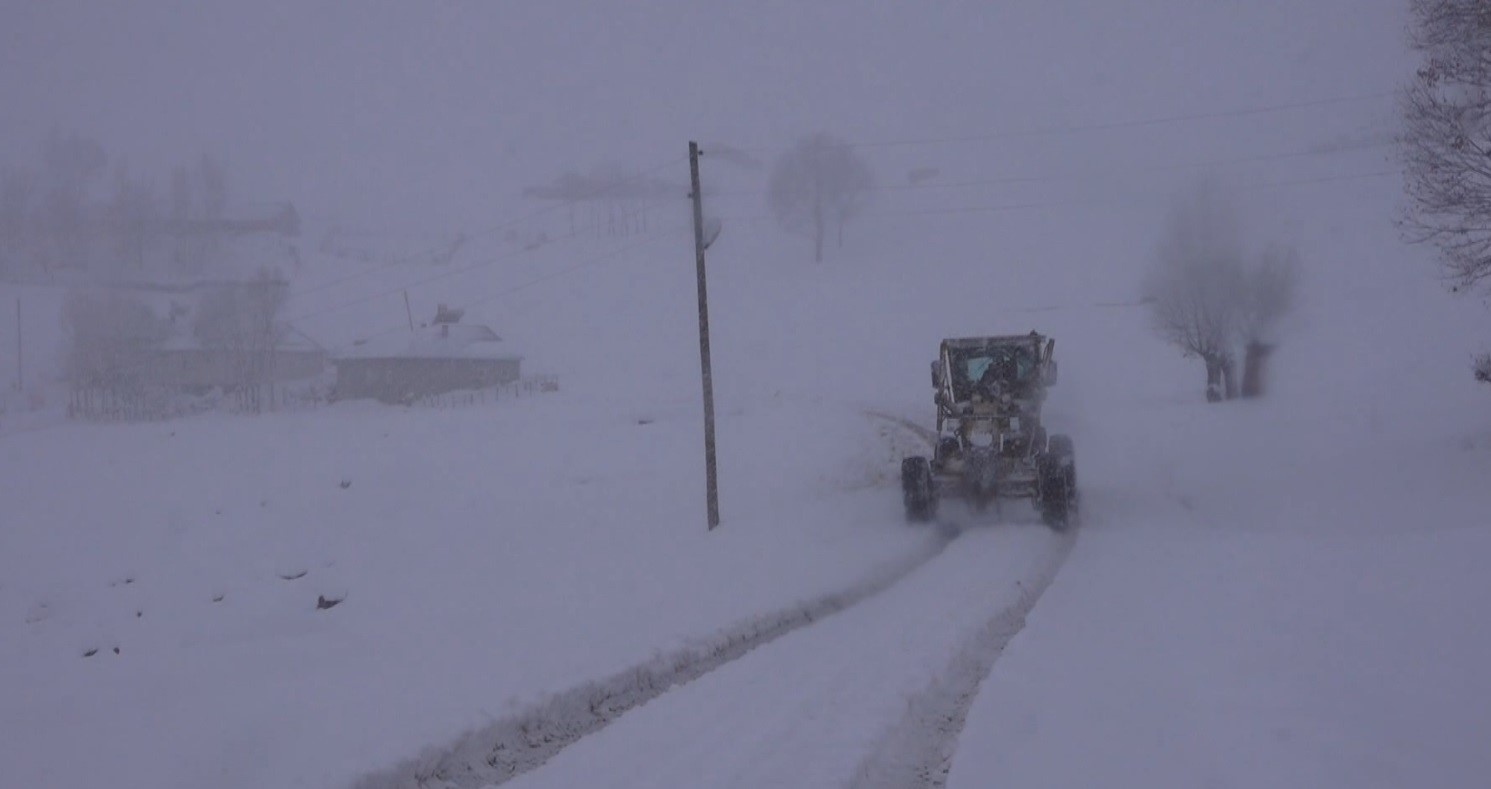 Muş’ta yoğun kar yağışı: 297 köy yolu ulaşıma kapandı