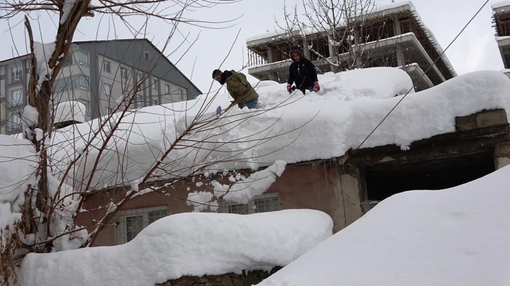 Tek katlı evleri kar yuttu