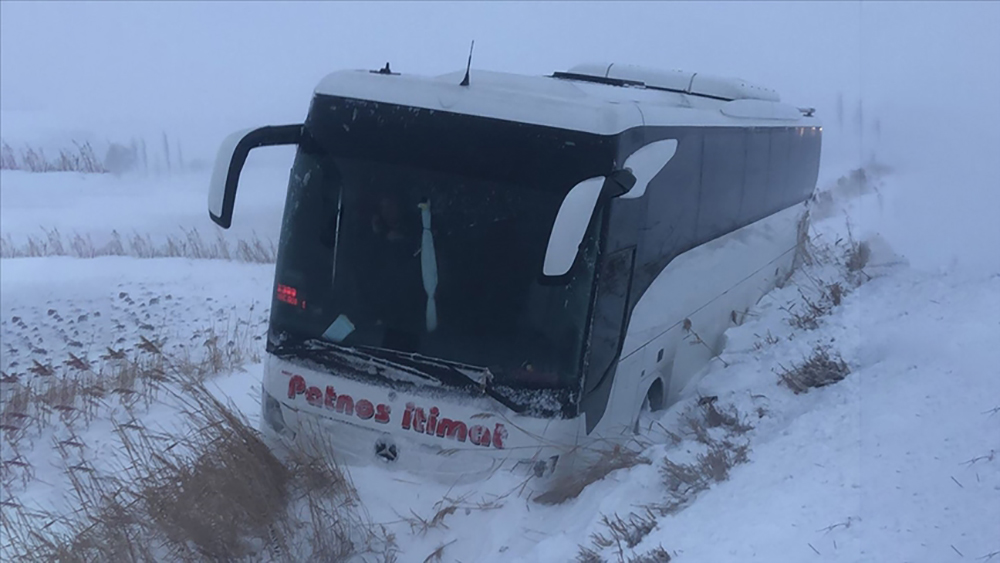 Otobüs kara saplandı! Mahsur kalan 41 yolcu kurtarıldı