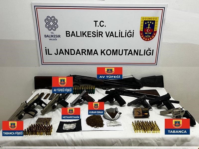 Balıkesir'de operasyon: Silah ve uyuşturucu madde satışına gözaltı