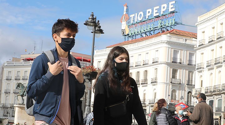 İspanya'da sağlık kuruluşları dışında maske kullanma zorunluluğu kaldırılacak