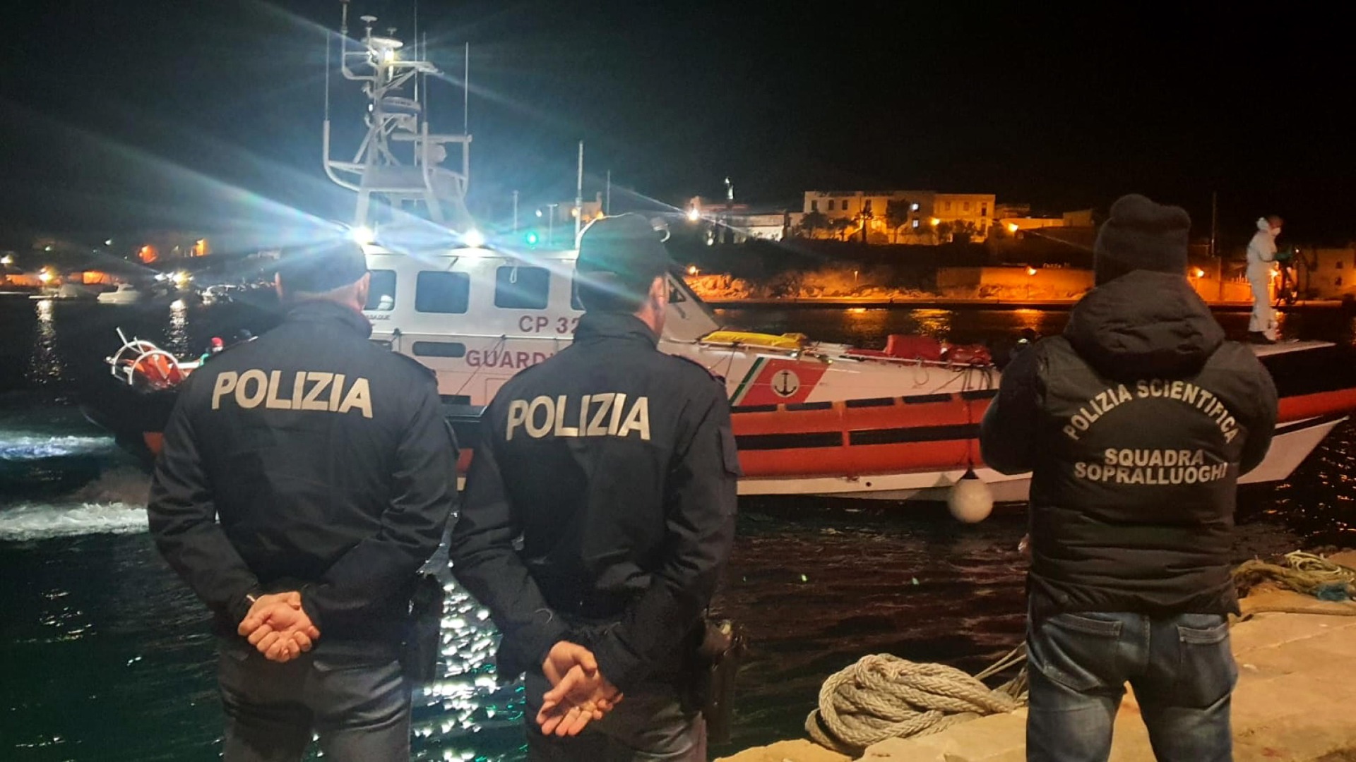 İtalya'da göçmen teknesinden 8 ceset çıkarıldı