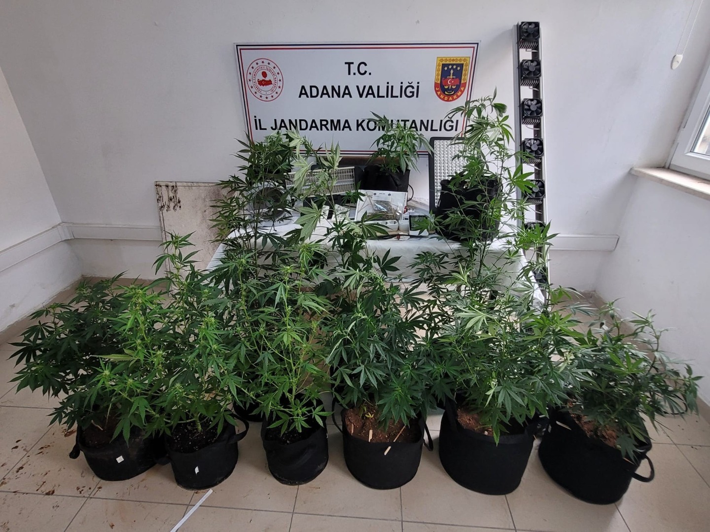 Adana'da uyuşturucu operasyonu: 3 gözaltı