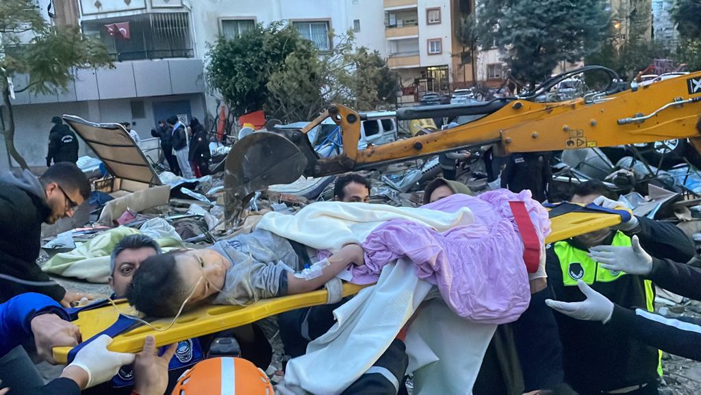 Adana'da bir çocuk enkaz altından sağ çıkarıldı