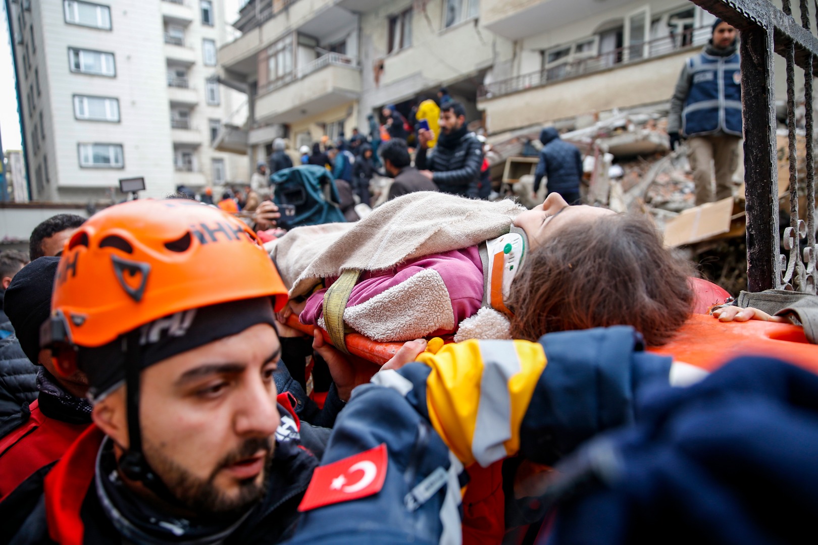 Diyarbakır'da depremden yıkılan binadan bir çocuk kurtarıldı