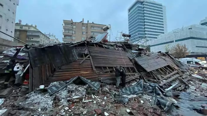 Kızılay ekipleri deprem bölgesine hareket etti