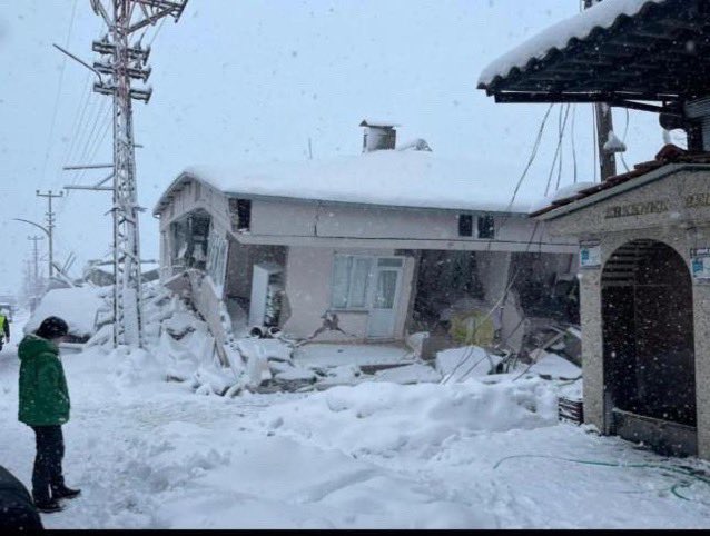 Malatya'nın Doğanşehir ilçesinde kış şartları depremzedeleri zorluyor