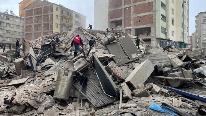 Elazığ'da depremde hasar gören bina çöktü