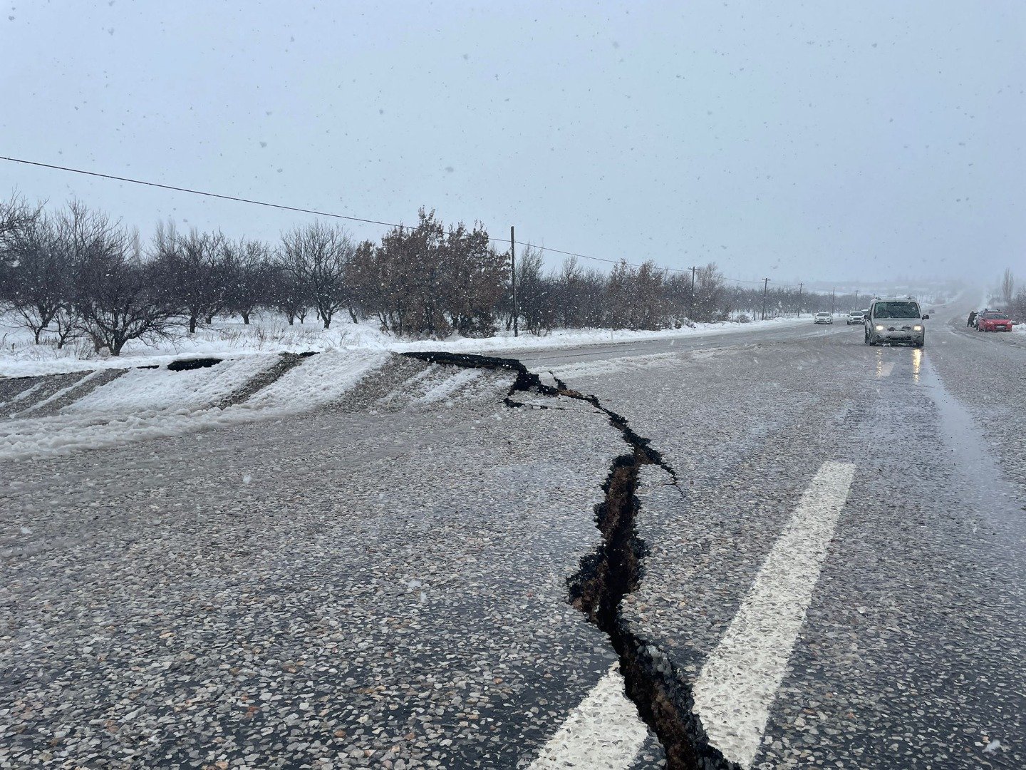 Malatya-Adıyaman yolunda dev çatlaklar oluştu