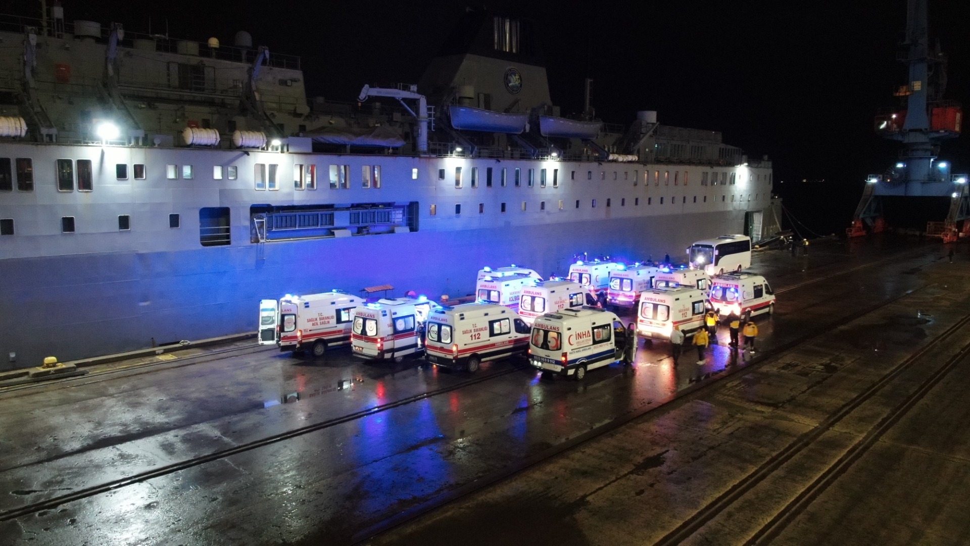 Hatay'da depremde yaralananlar TCG İskenderun gemisi ile Mersin’e taşındı