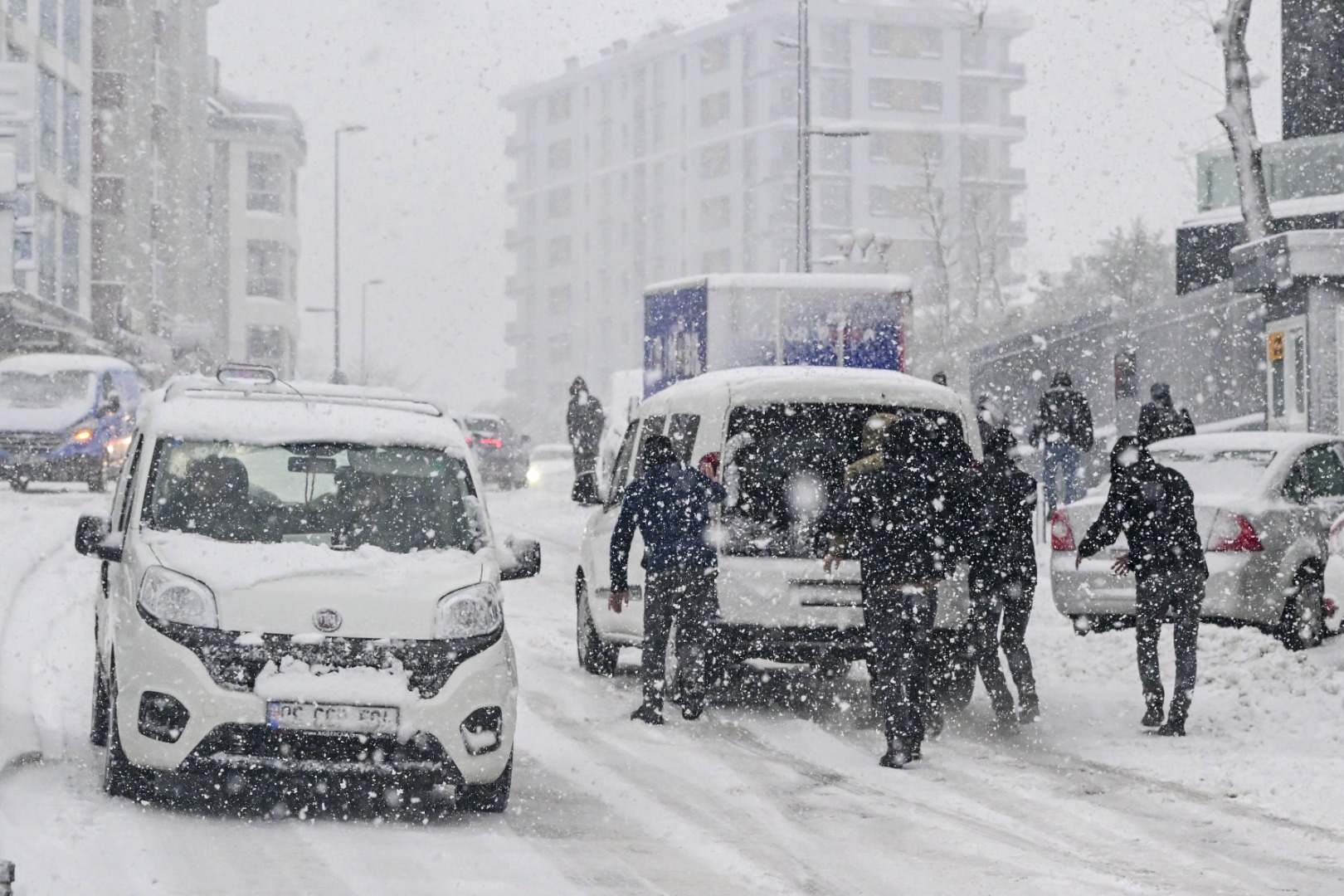 İstanbul'da kar yağışı sürücülere zor anlar yaşattı