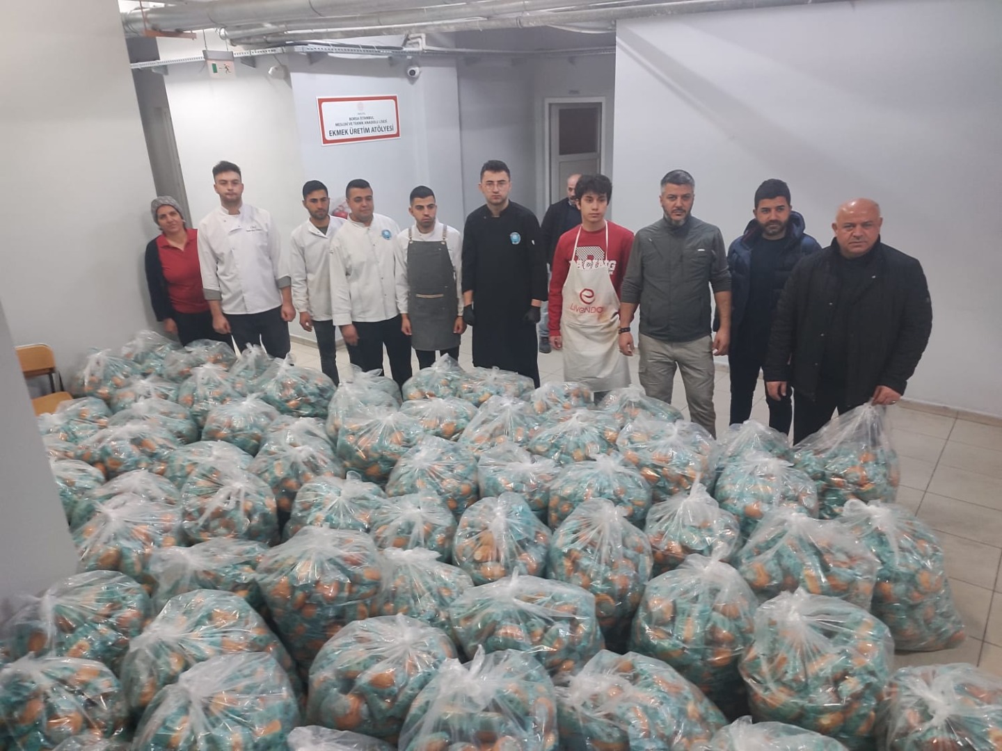 Amasya'da öğrenciler ürettikleri 54 bin ekmeği deprem bölgesine gönderdi