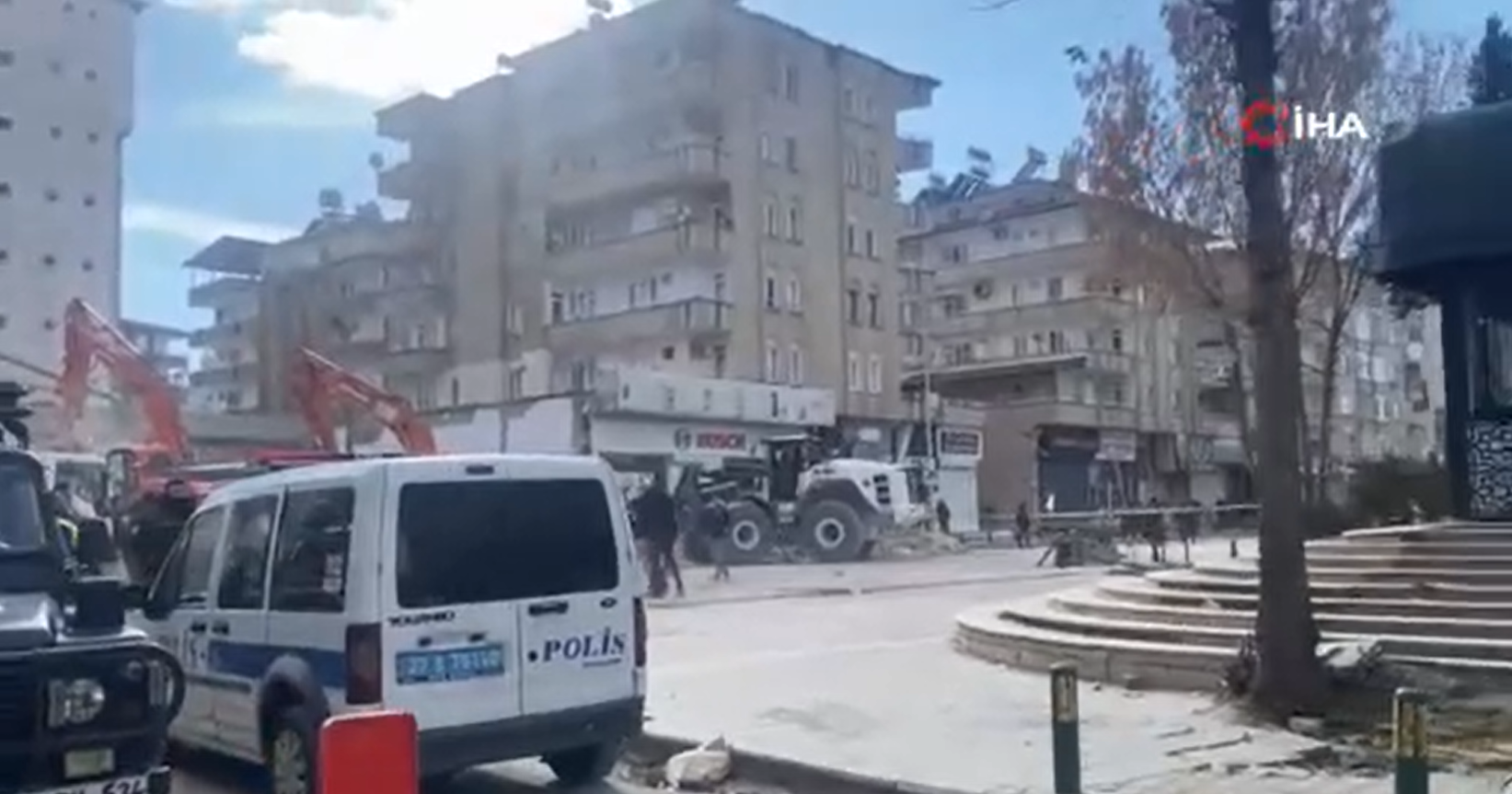 Gaziantep’te depremde kurtarma çalışması sırasında artçı hissedildi