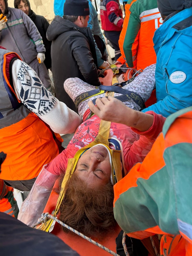 Kahramanmaraş'ta enkazın altında kalan kadın 60'ıncı saatte kurtarıldı