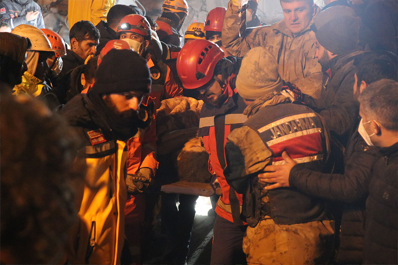Diyarbakır'da yıkılan binanın enkazından 72 saat sonra bir kadın çıkarıldı