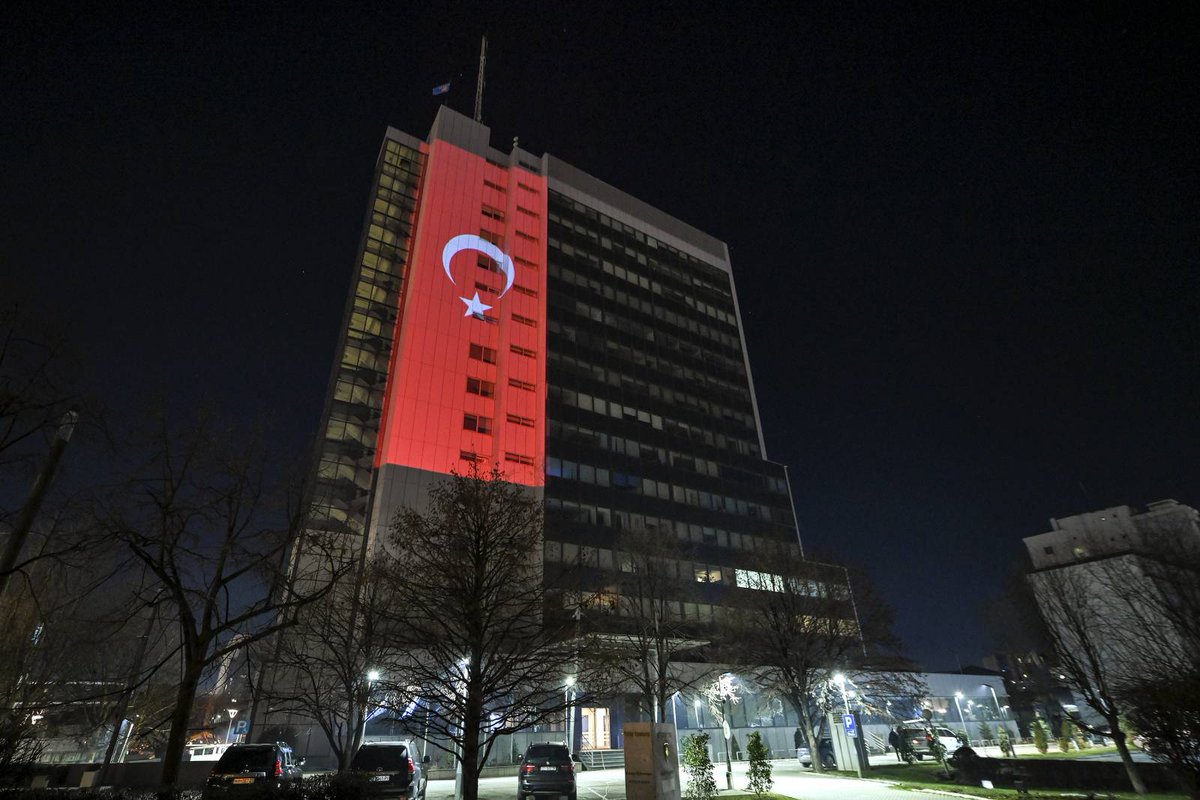 Kosova'da hükümet binasına depremlerde hayatını kaybedenler için Türk bayrağı yansıtıldı