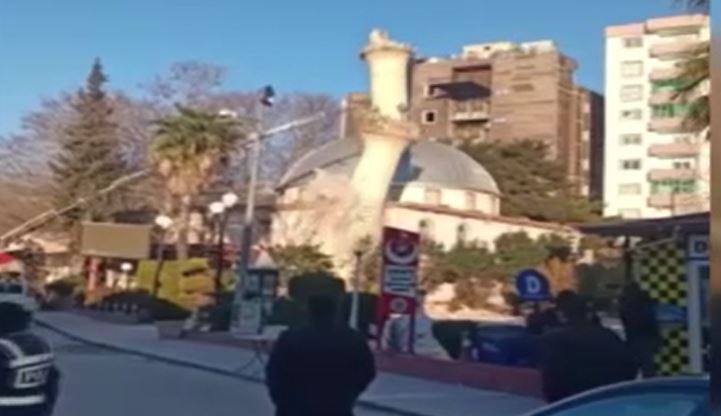 Vinç minareyi yıktı